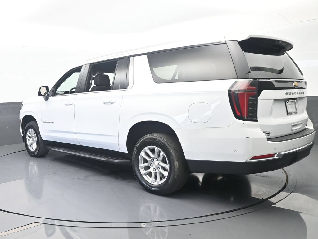 Used 2025 Chevrolet Suburban LT RWD image 4