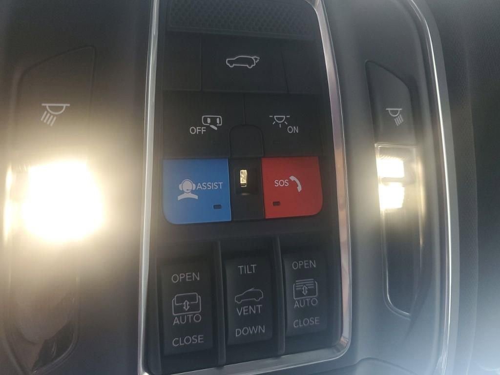 Used 2025 Jeep Grand Cherokee Limited w/ Black Appearance Package image 25