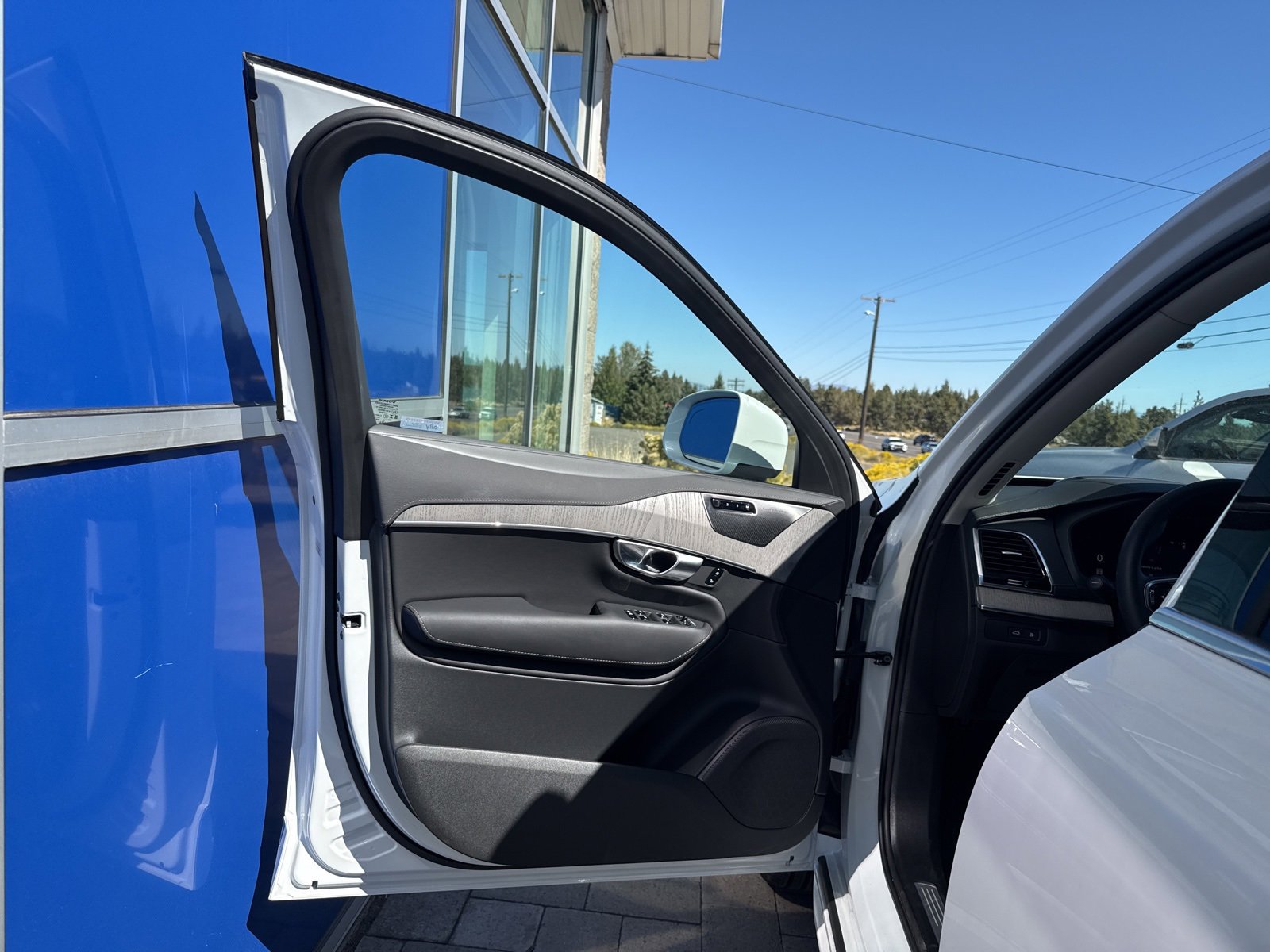 Used 2025 Volvo XC90 T8 Ultra w/ Protection Package Premier image 9