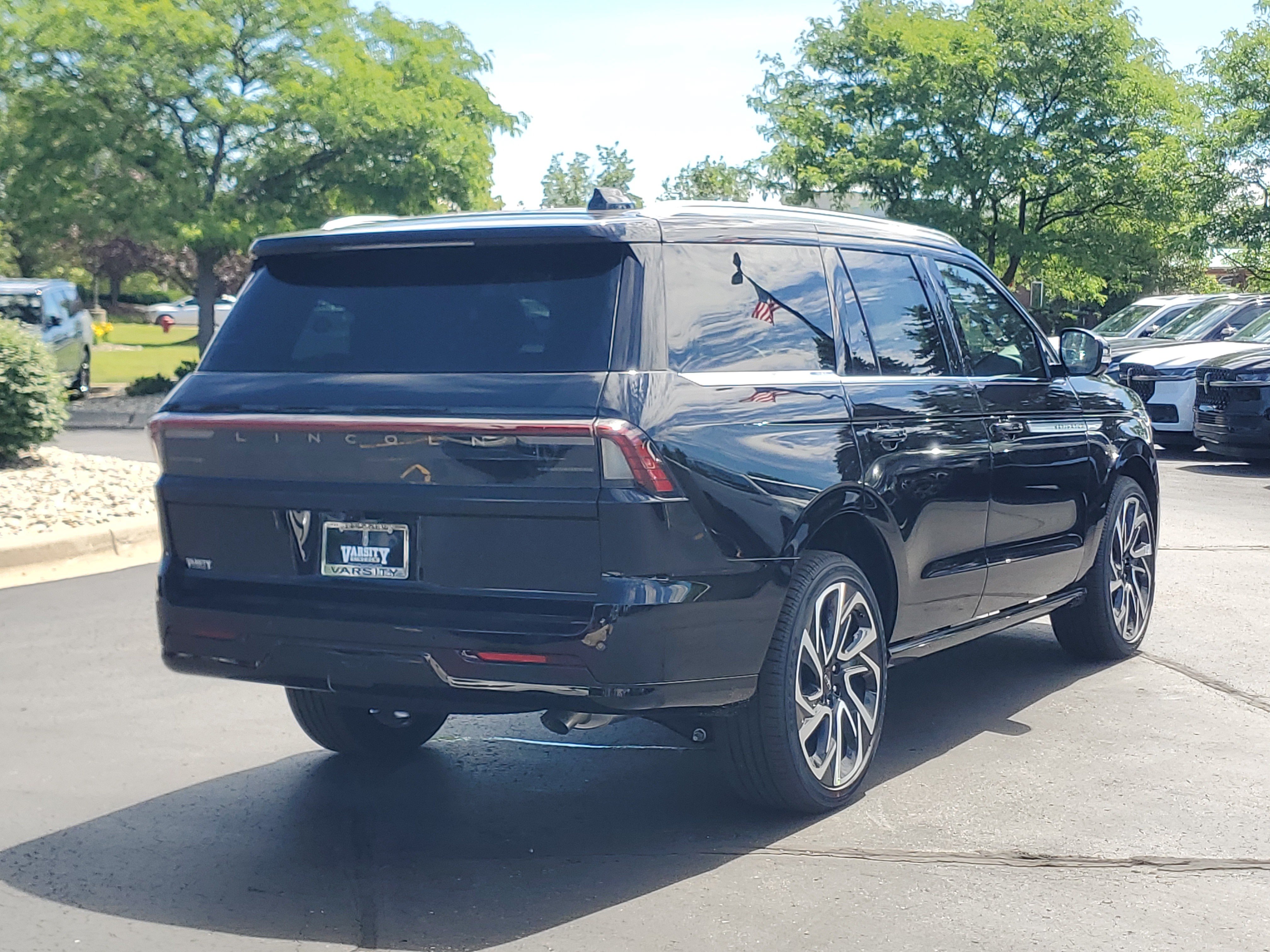 New 2026 Lincoln Navigator Reserve AWD/4WD image 4