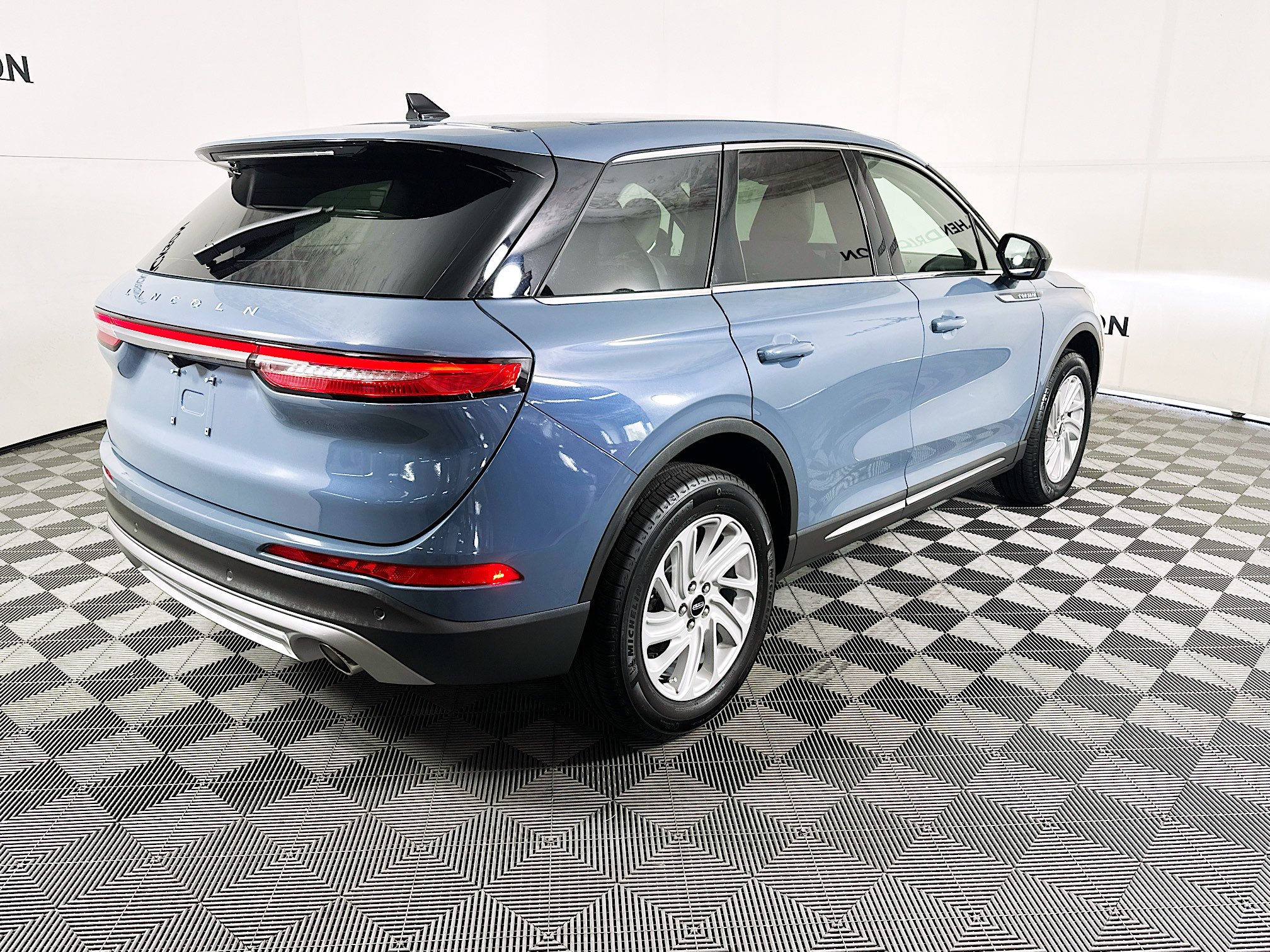 Used 2023 Lincoln Corsair FWD image 3