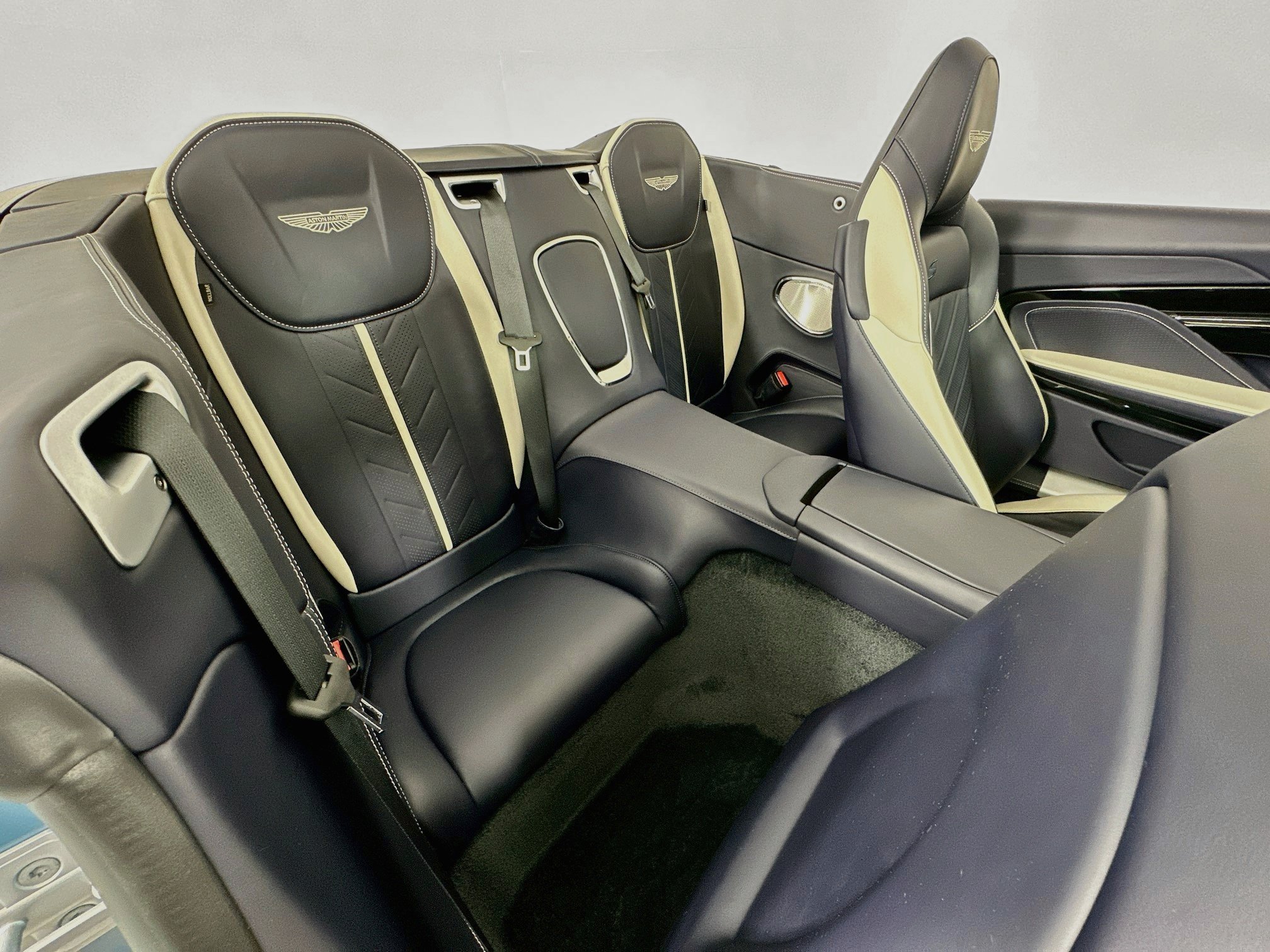 Used 2026 Aston Martin DB12 Convertible RWD image 28