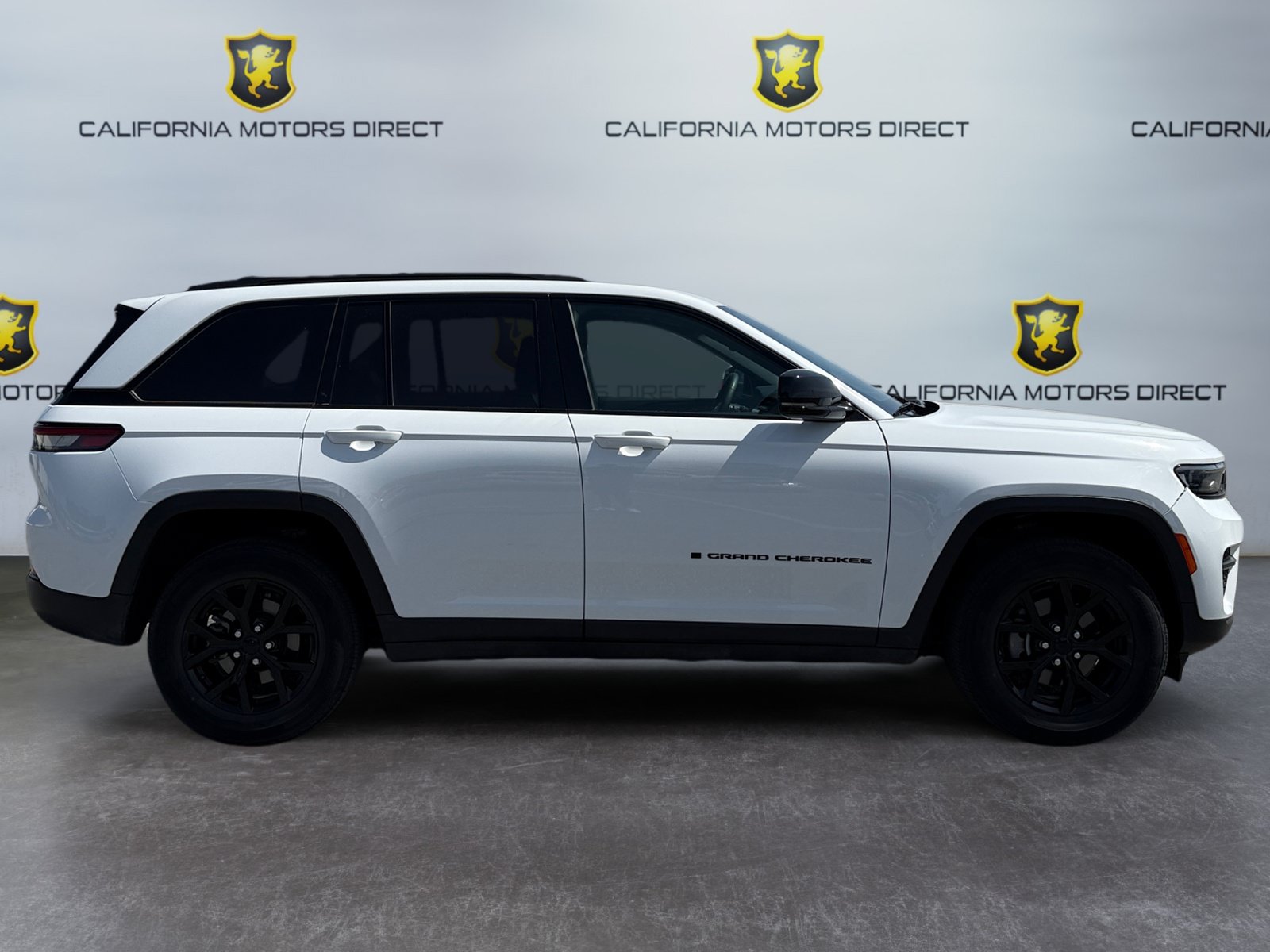 Used 2024 Jeep Grand Cherokee Altitude AWD/4WD image 6