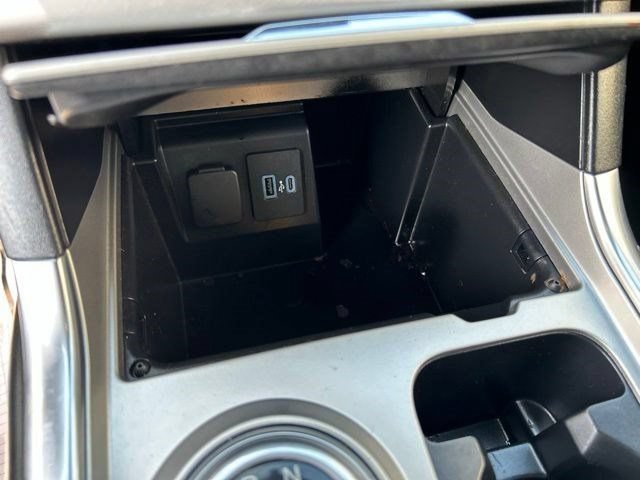 Used 2021 Ford Explorer XLT w/ Equipment Group 202A AWD/4WD image 33