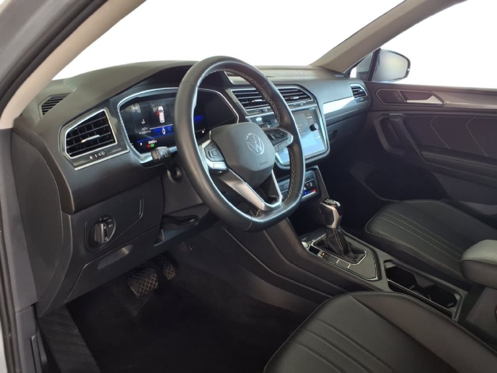 Used 2023 Volkswagen Tiguan SE w/ Panoramic Sunroof Package FWD image 23