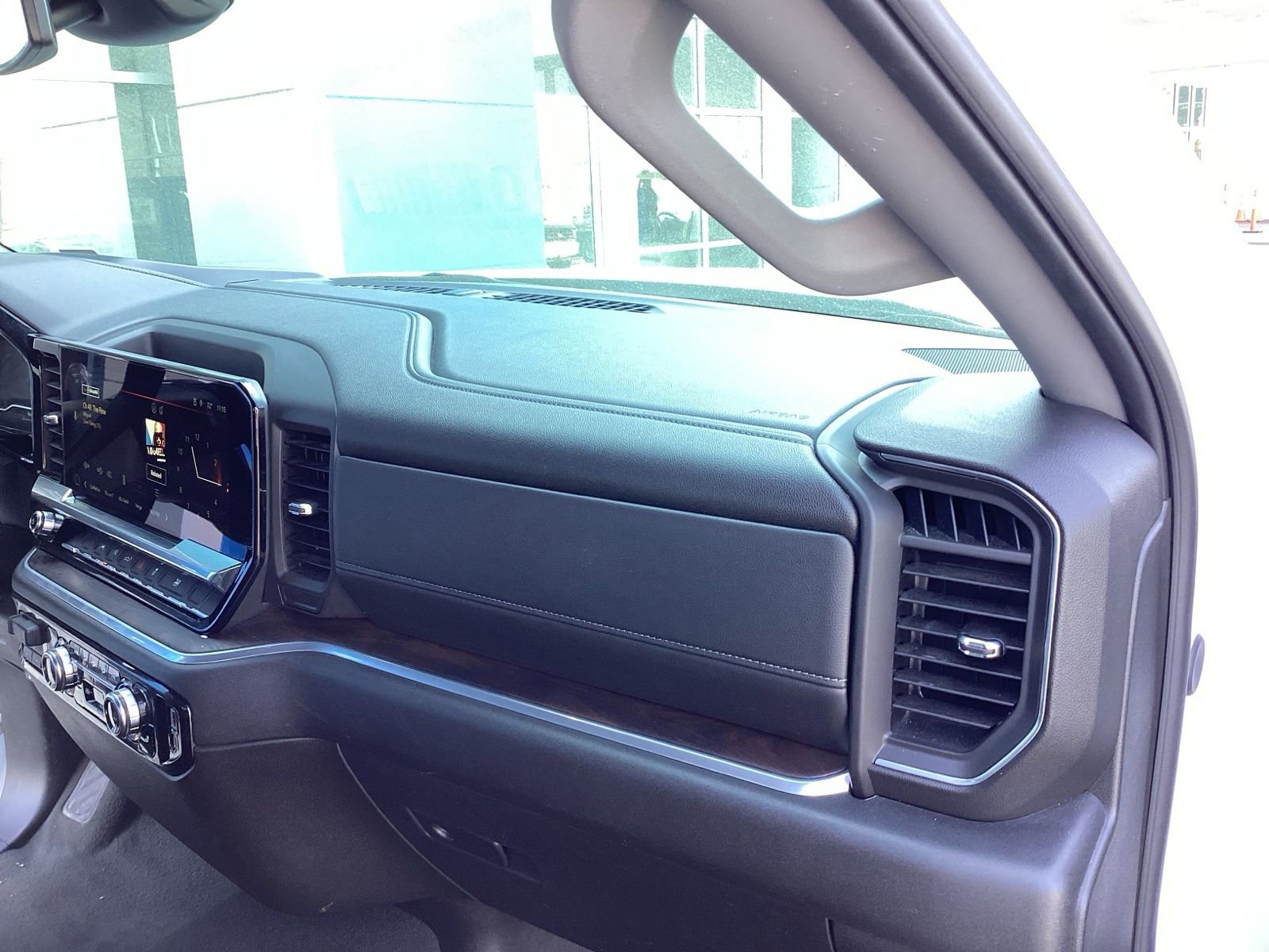 Used 2025 GMC Sierra 1500 SLT image 17