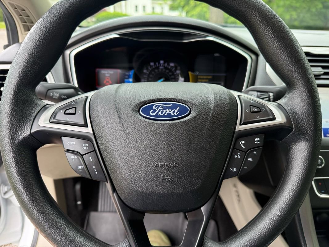 Used 2020 Ford Fusion SE FWD image 19