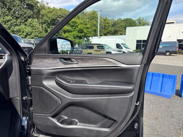 Used 2023 Jeep Grand Cherokee Limited AWD/4WD image 36