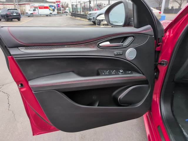Used 2023 Alfa Romeo Stelvio Estrema image 20