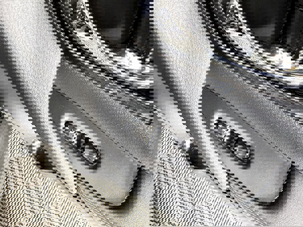 Used 2018 Nissan Rogue SV image 39