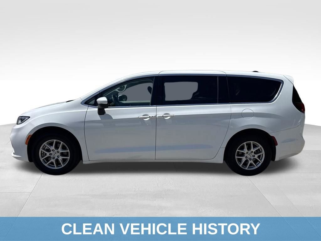 Used 2023 Chrysler Pacifica Touring-L FWD image 3