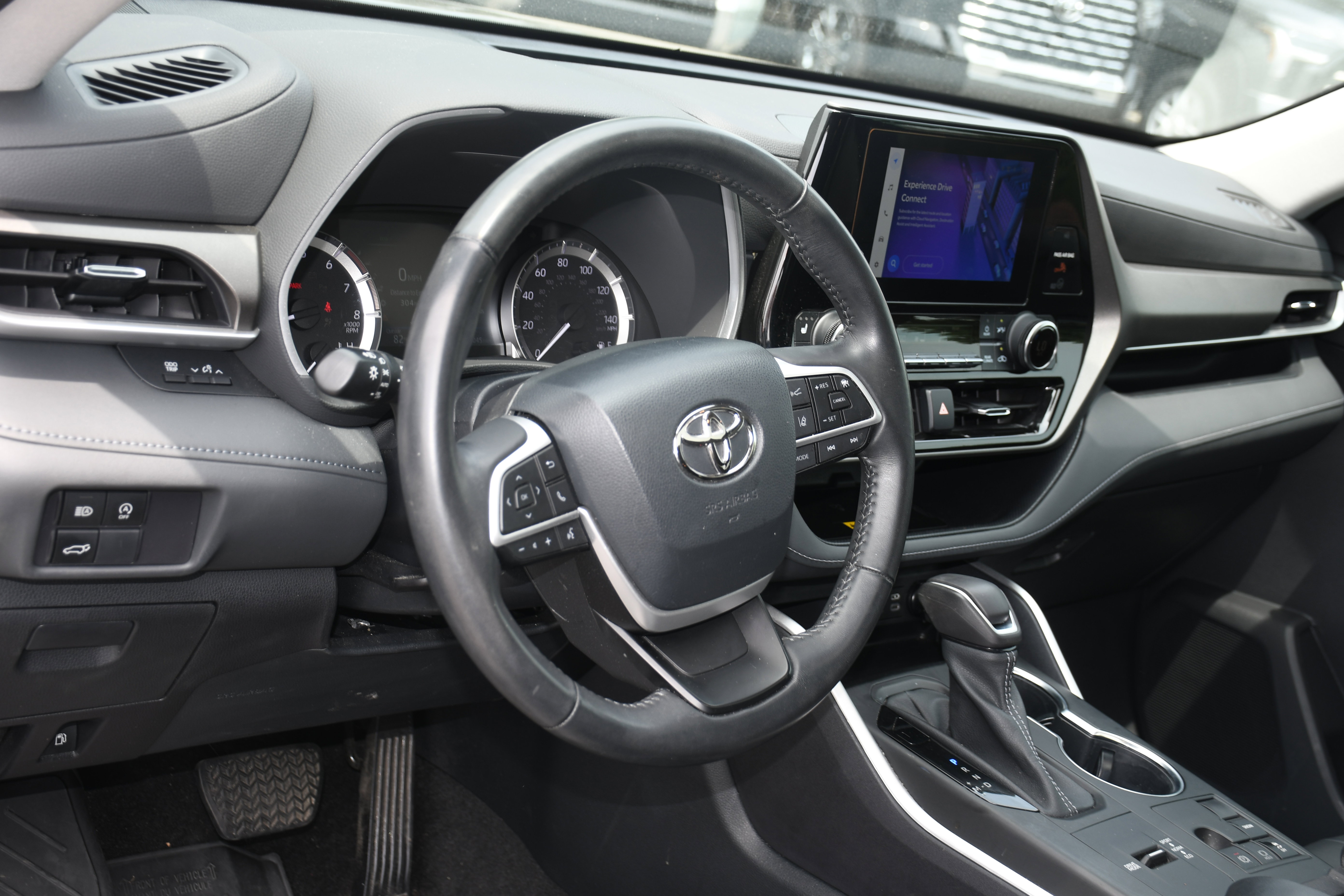 Used 2023 Toyota Highlander XLE FWD image 9