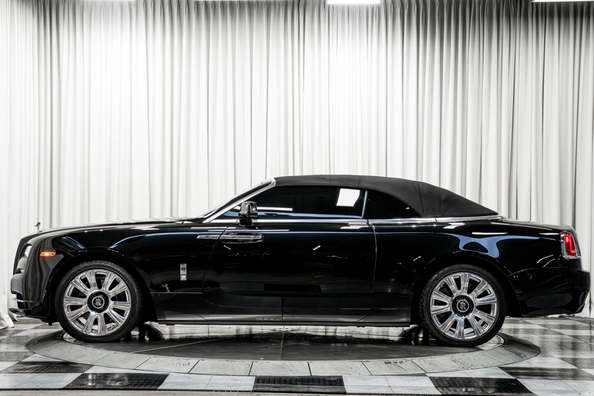 Used 2017 Rolls-Royce Dawn RWD image 53
