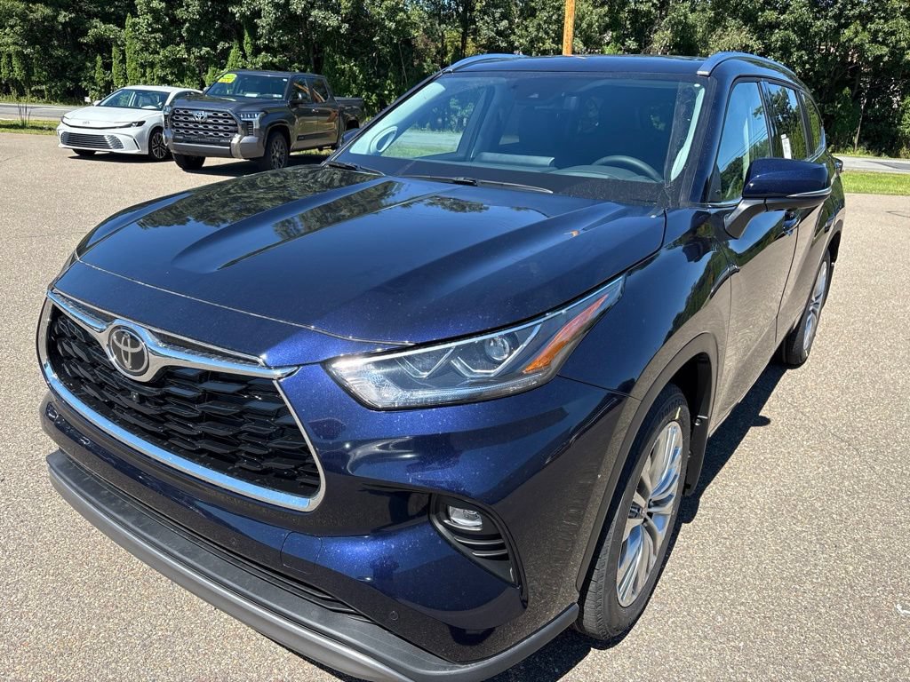 Used 2026 Toyota Highlander Platinum AWD/4WD image 2