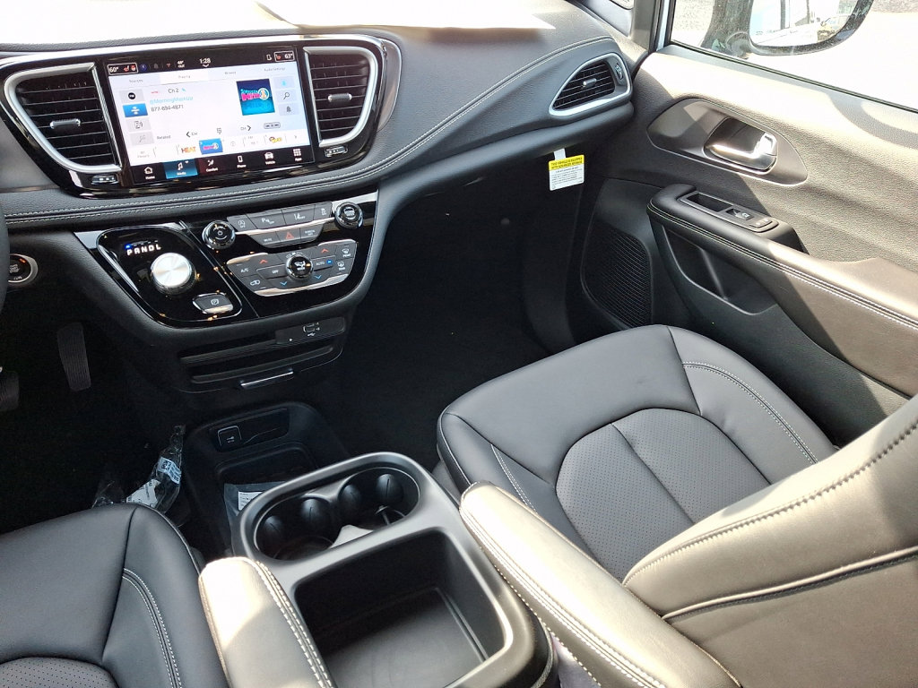 New 2026 Chrysler Pacifica Select AWD/4WD image 11