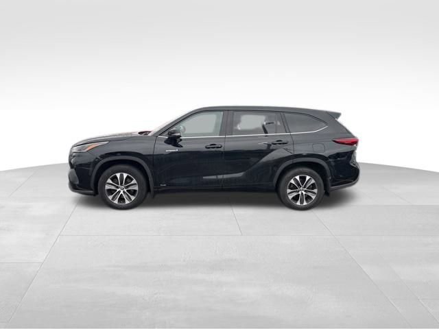 Used 2021 Toyota Highlander XLE image 2