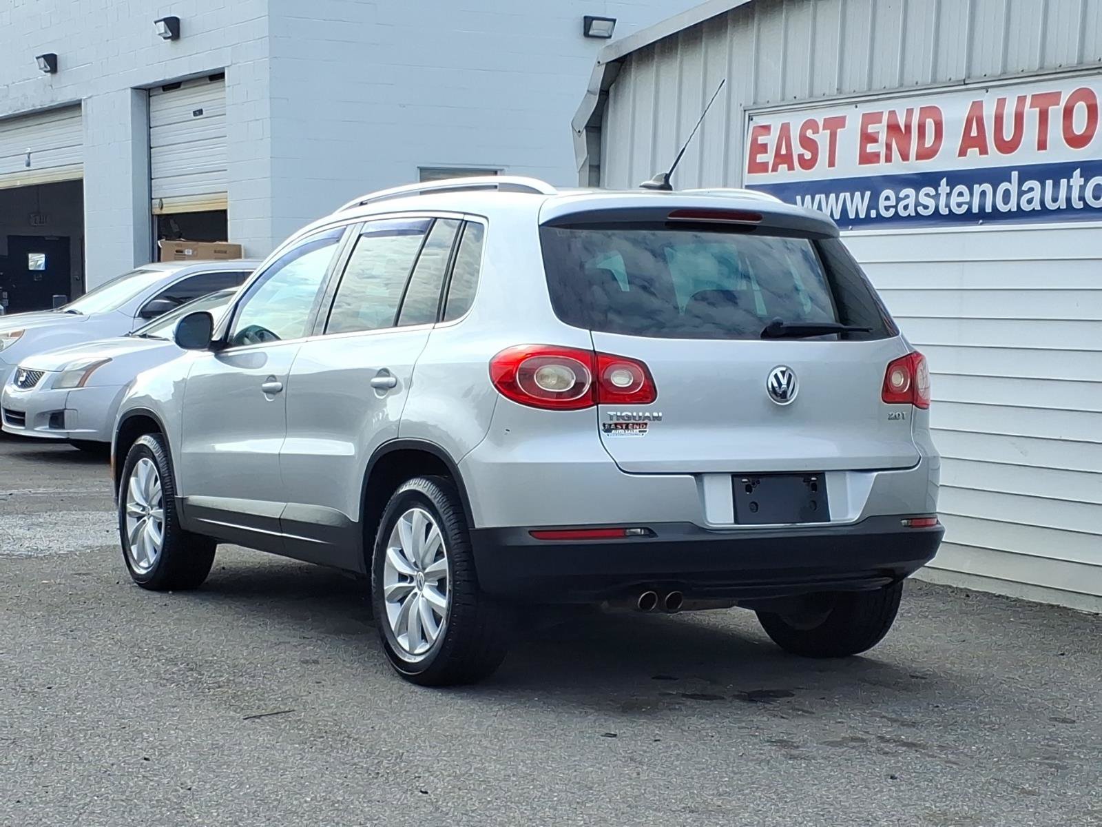 Used 2011 Volkswagen Tiguan SE FWD image 3