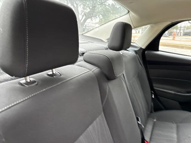 Used 2018 Ford Focus SE w/ SE Appearance Package image 19