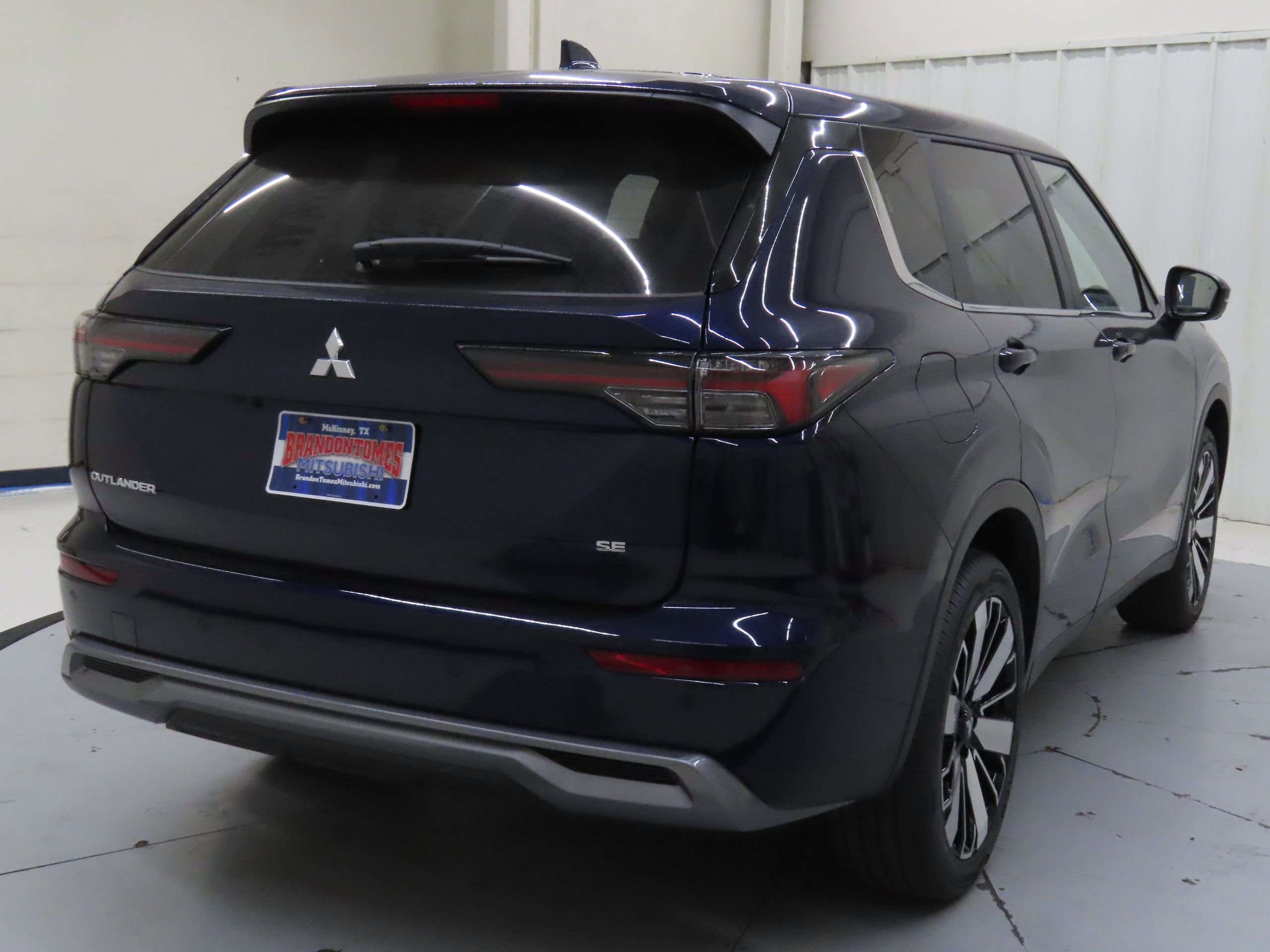 New 2025 Mitsubishi Outlander SE image 3