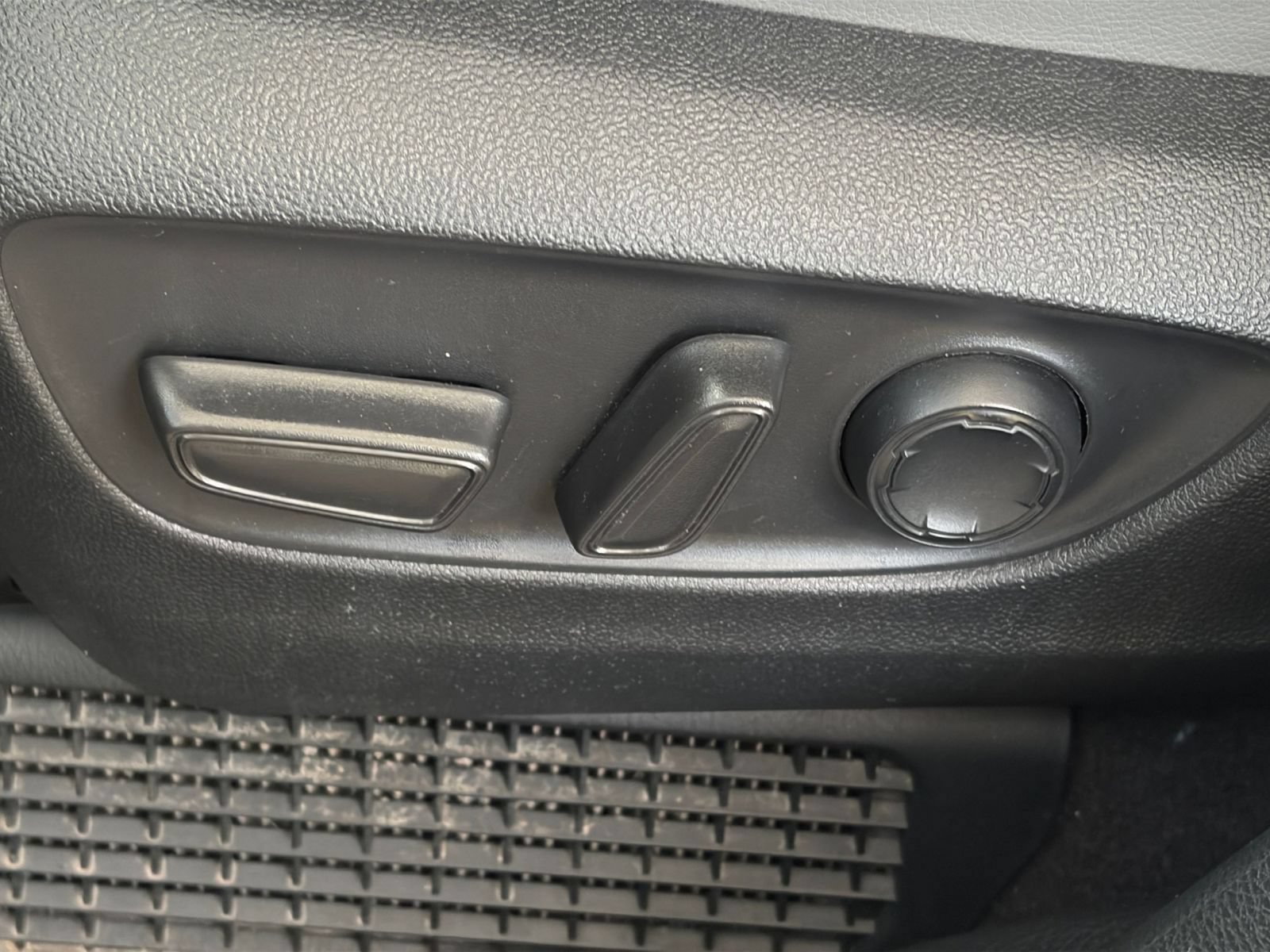 Used 2025 Toyota Sienna XLE FWD image 22