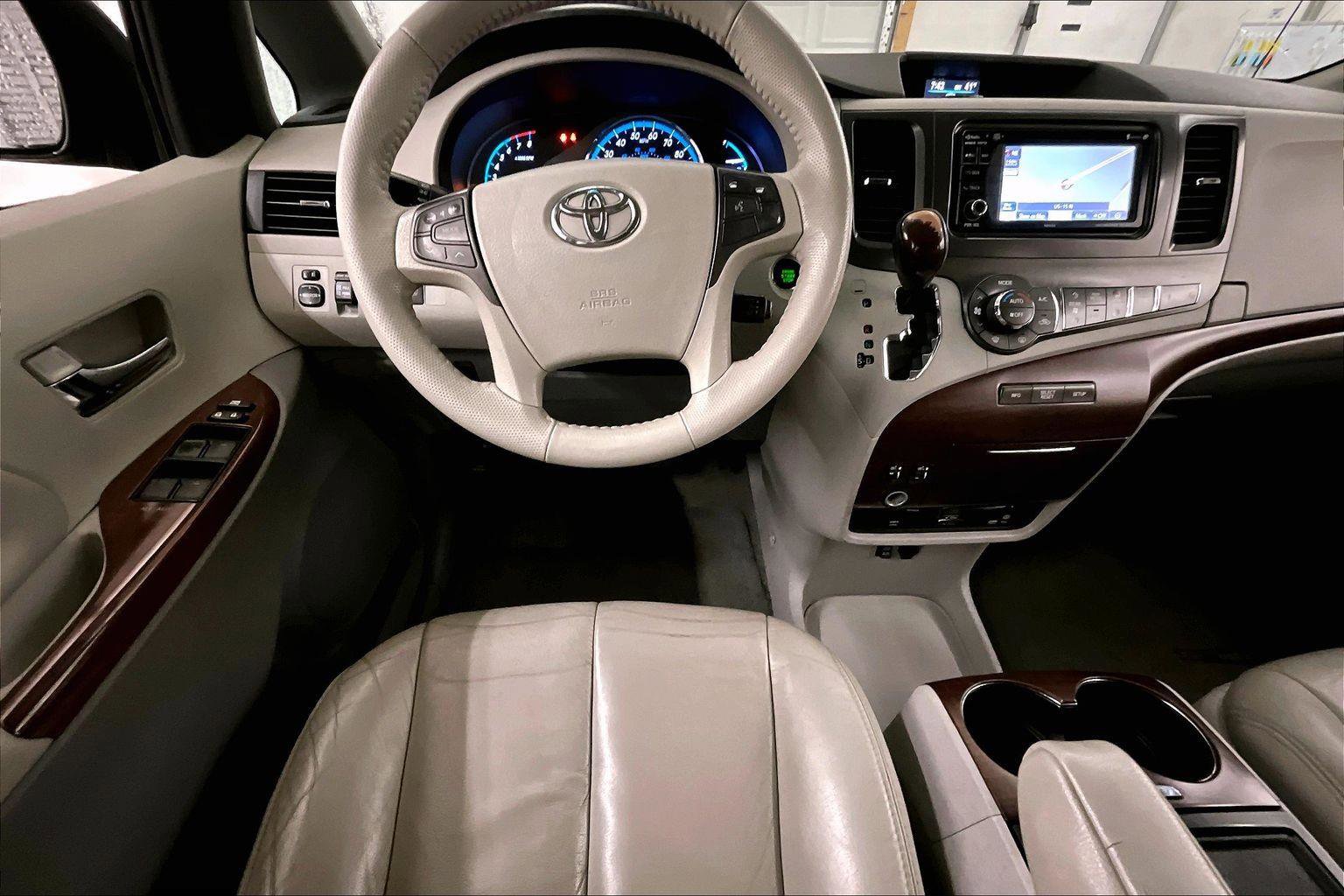 Used 2014 Toyota Sienna XLE image 6