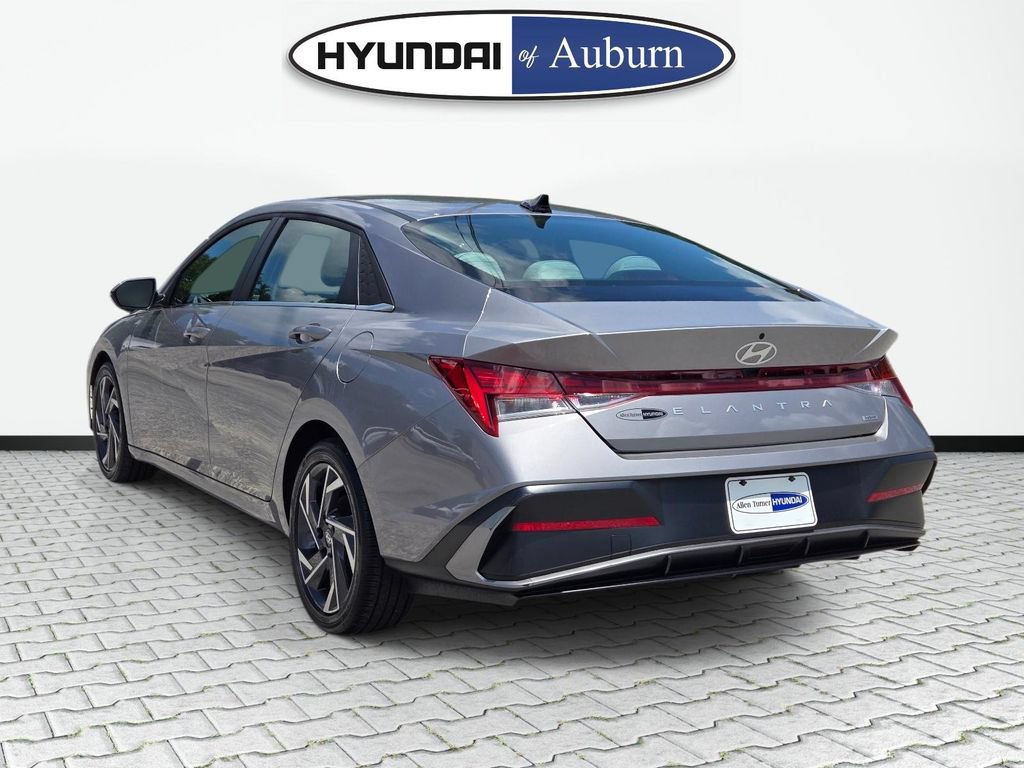 Certified 2025 Hyundai Elantra Limited FWD image 8
