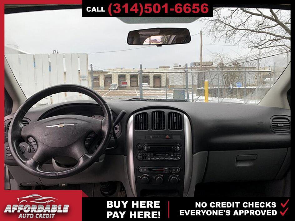 Used 2005 Chrysler Town & Country Touring image 13