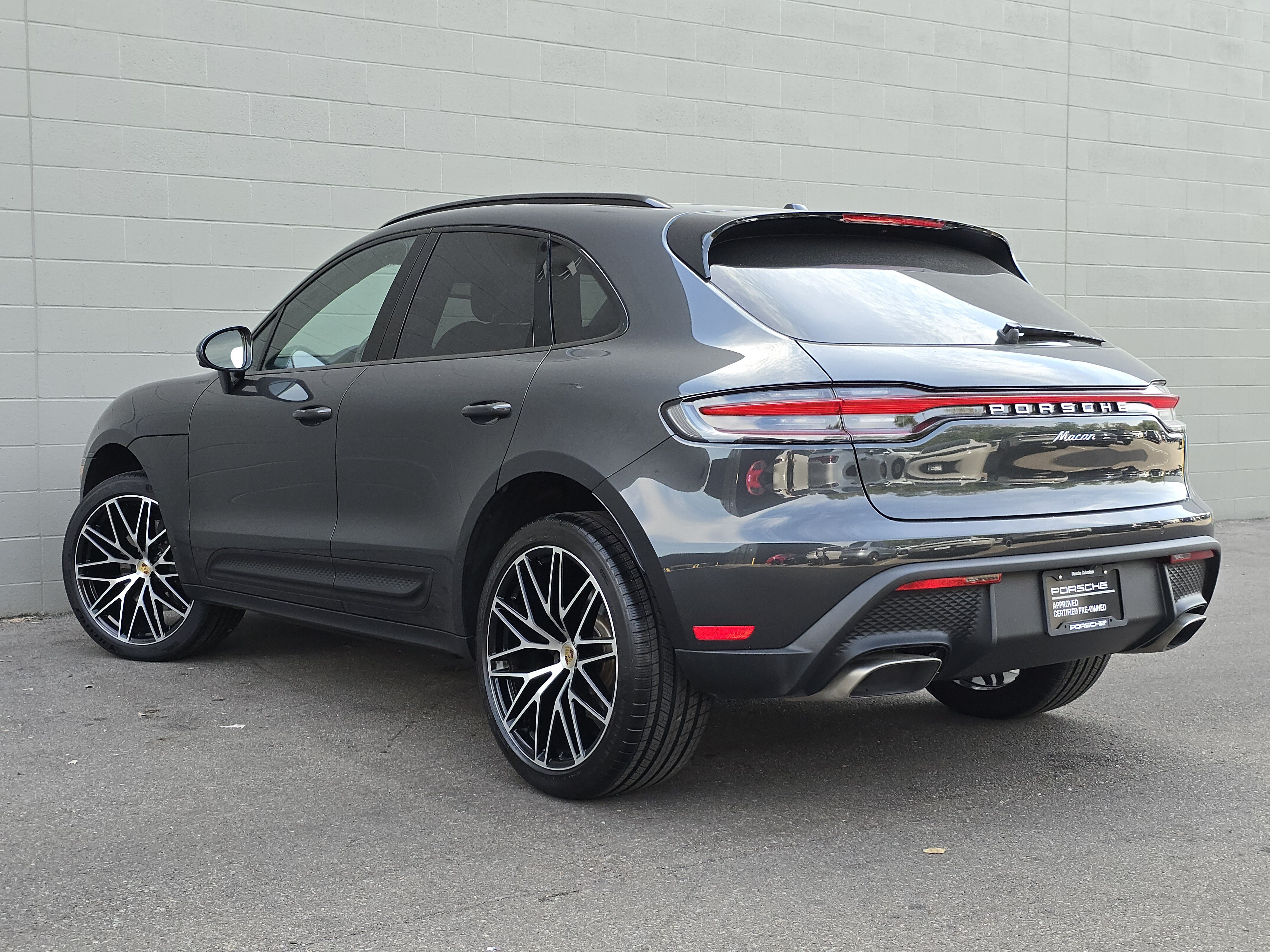 Certified 2025 Porsche Macan AWD/4WD image 3