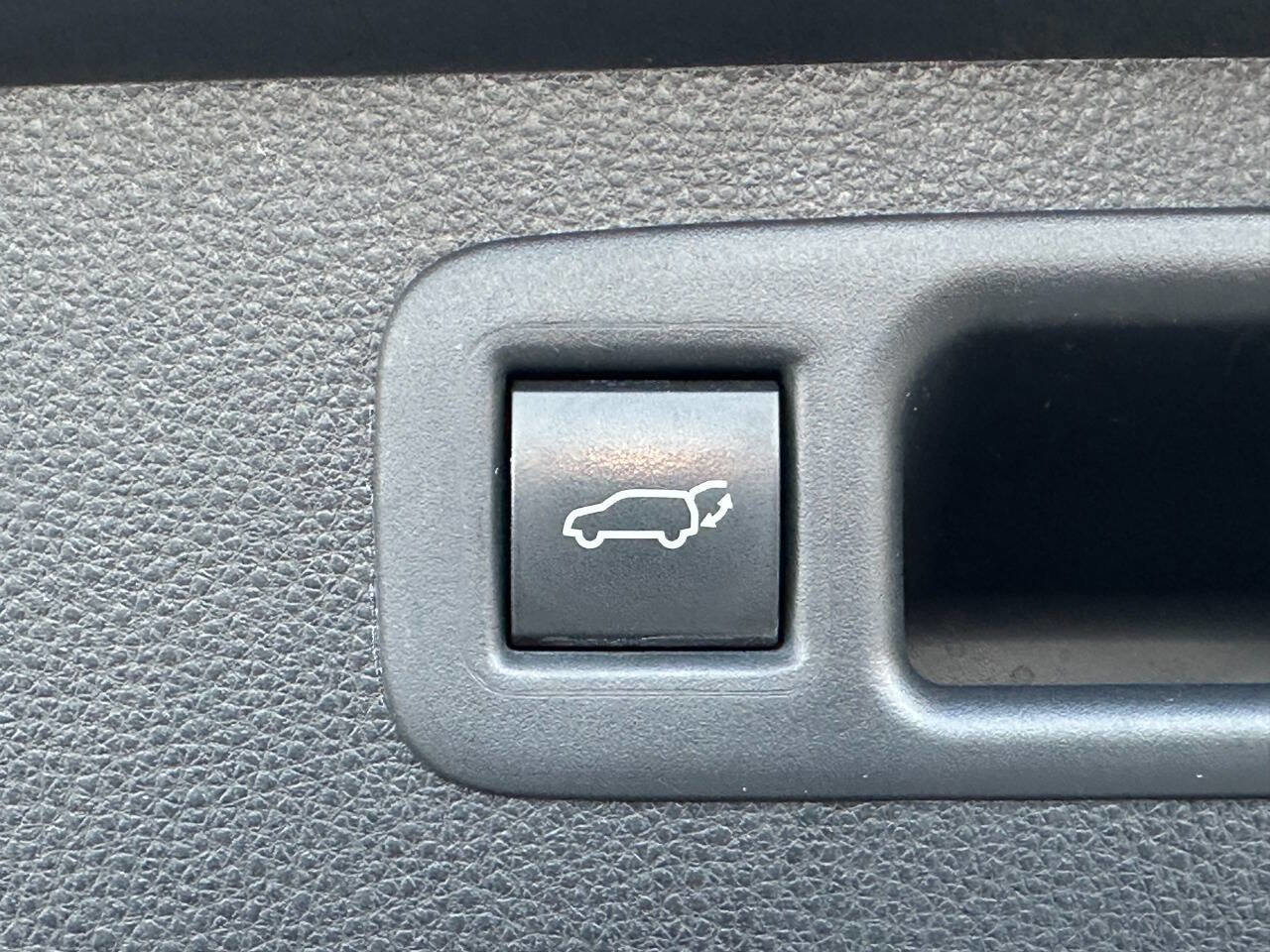 Used 2020 Toyota Highlander LE image 19