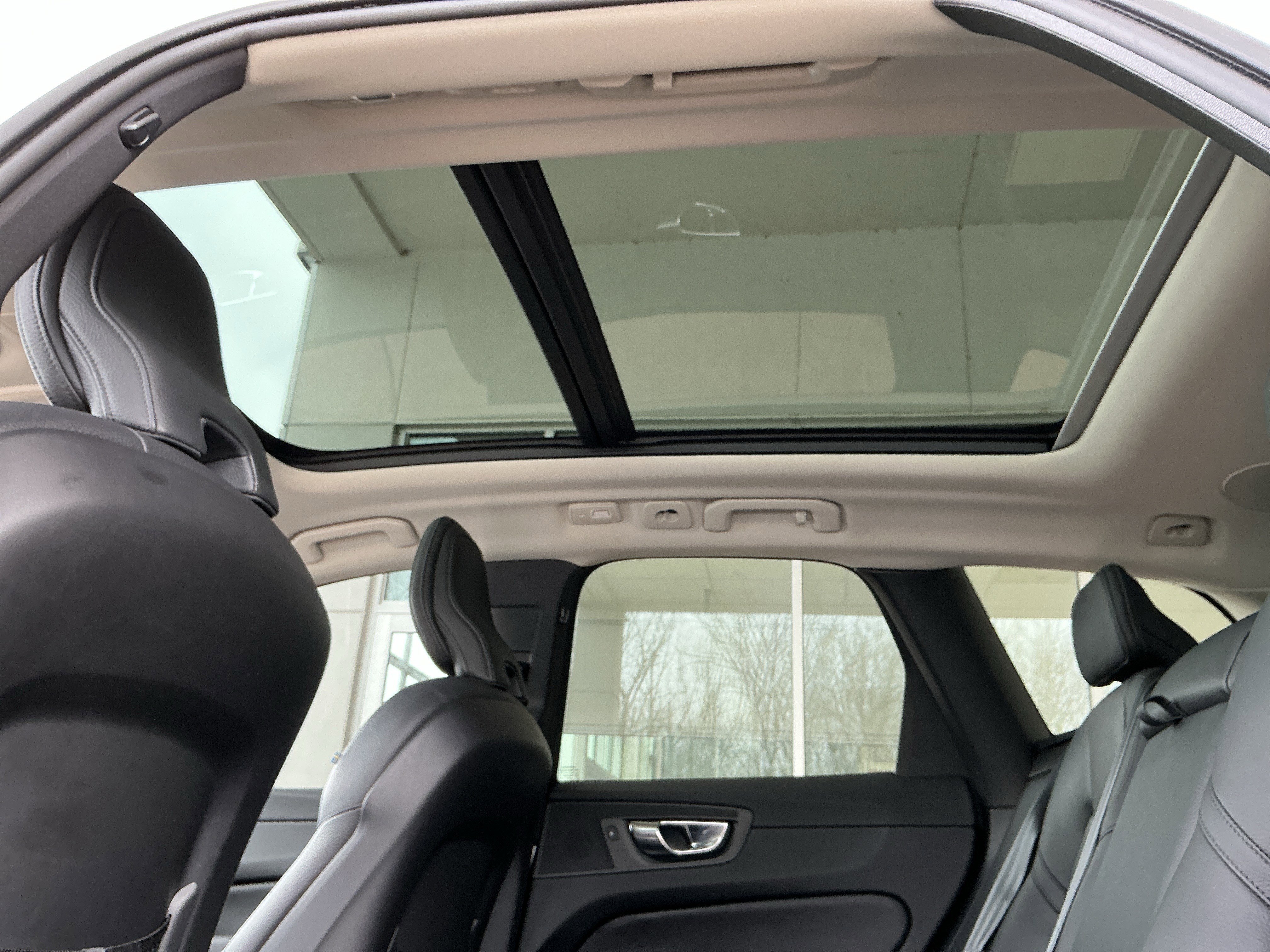 Used 2023 Volvo XC60 B5 Plus image 29