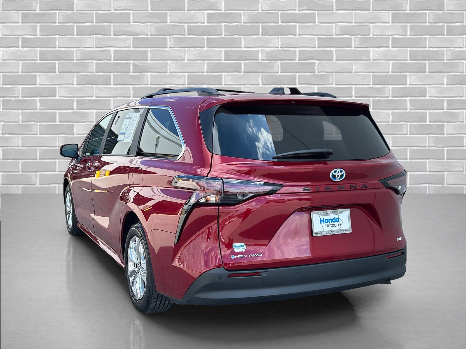 Used 2025 Toyota Sienna XLE w/ XLE Plus Package image 3