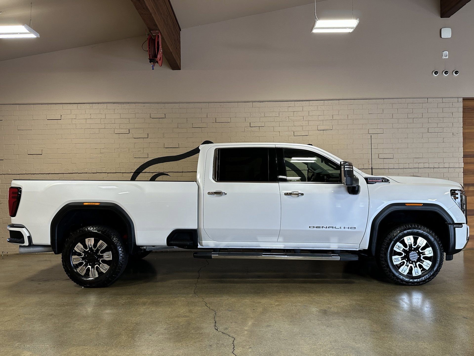 Used 2024 GMC Sierra 3500 Denali image 3