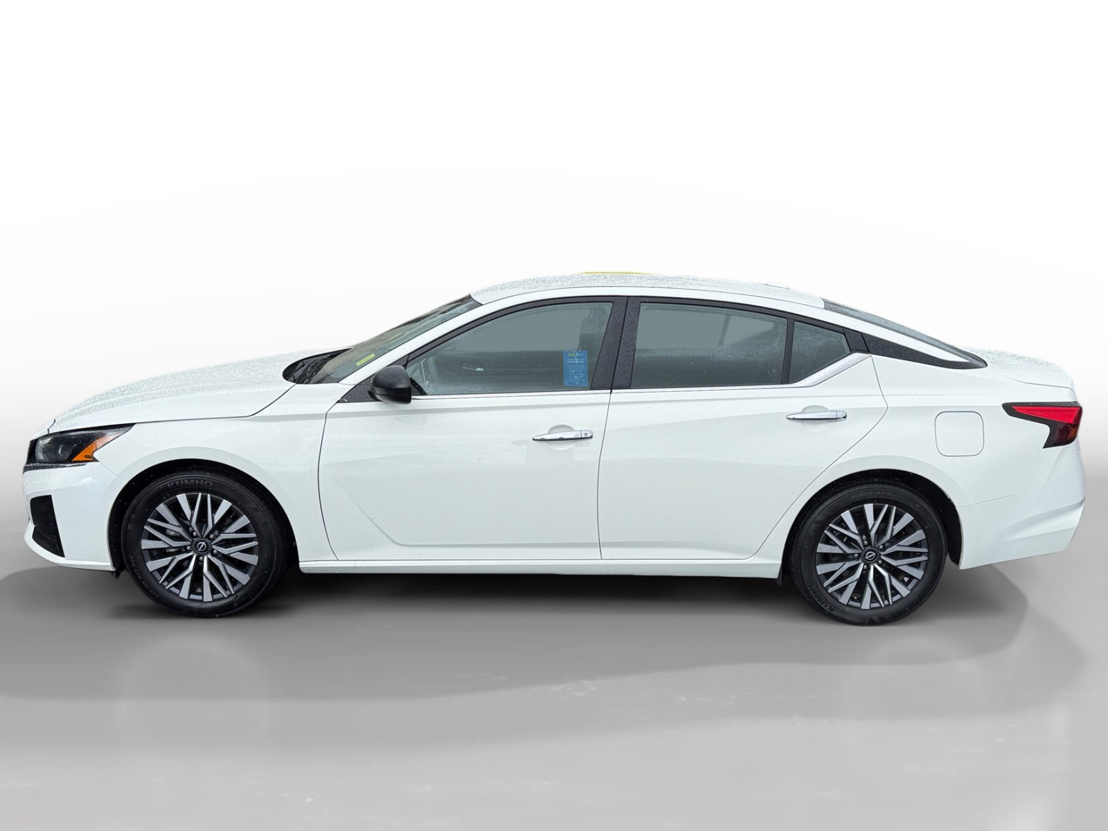 Used 2025 Nissan Altima 2.5 SV FWD image 2