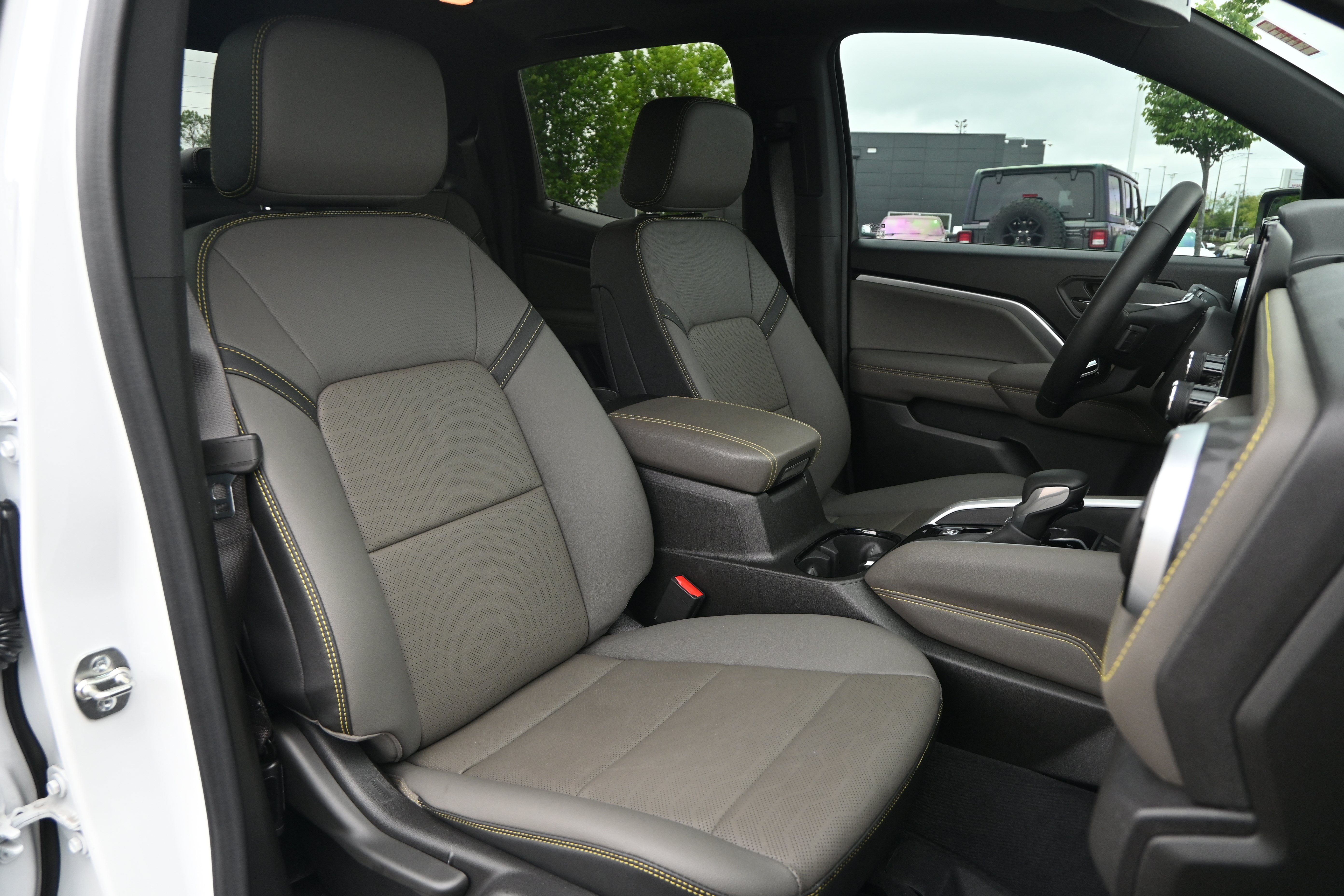 Used 2024 Chevrolet Colorado ZR2 w/ ZR2 Convenience Package III AWD/4WD image 35