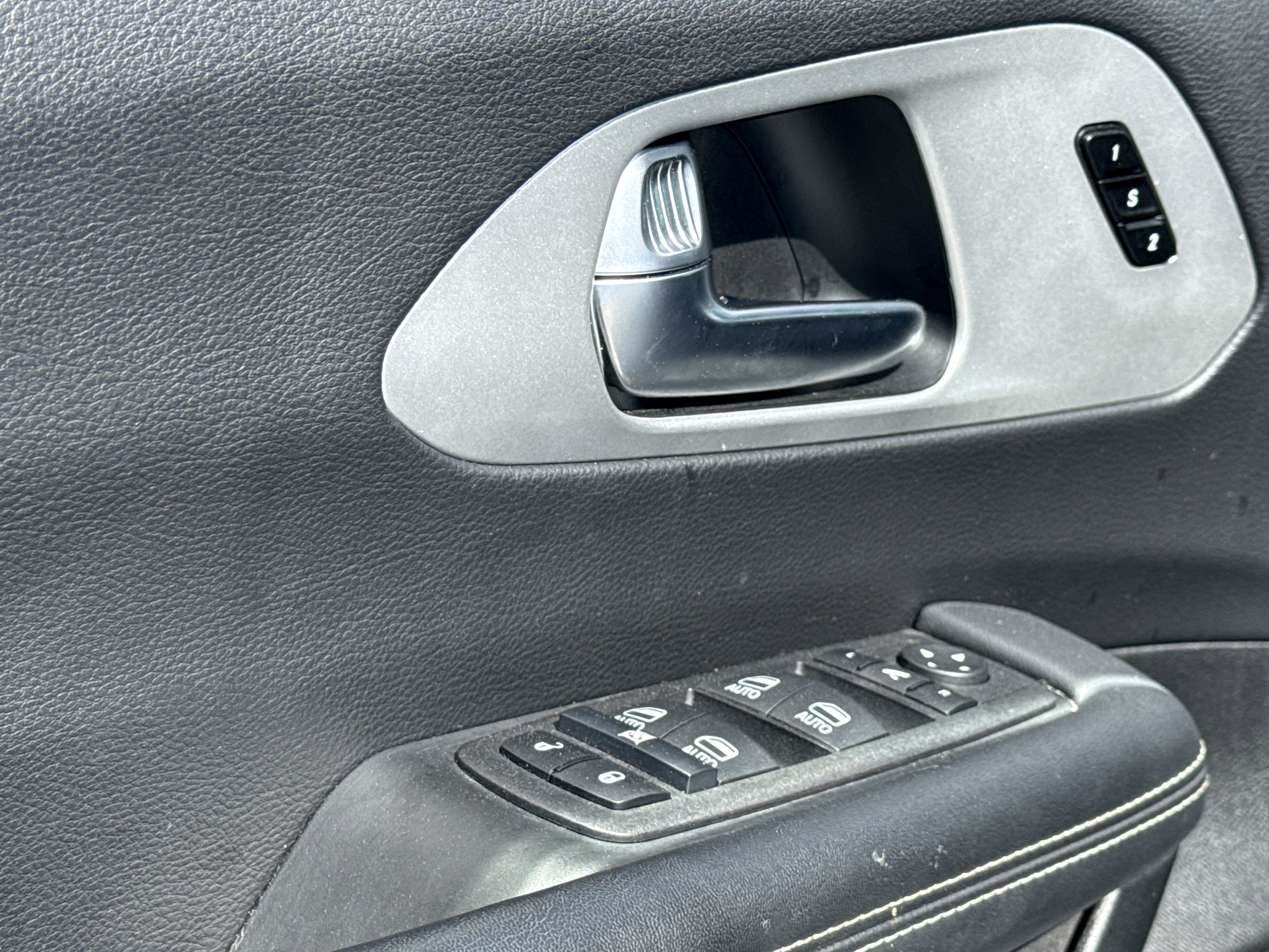Used 2025 Chrysler Pacifica Limited FWD image 24