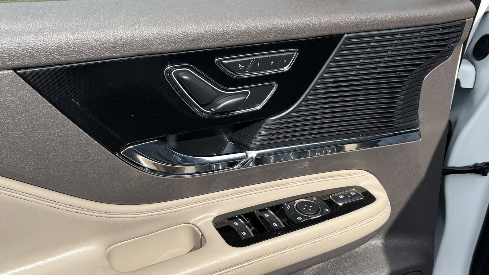 Used 2020 Lincoln Corsair FWD w/ Equipment Group 101A image 13