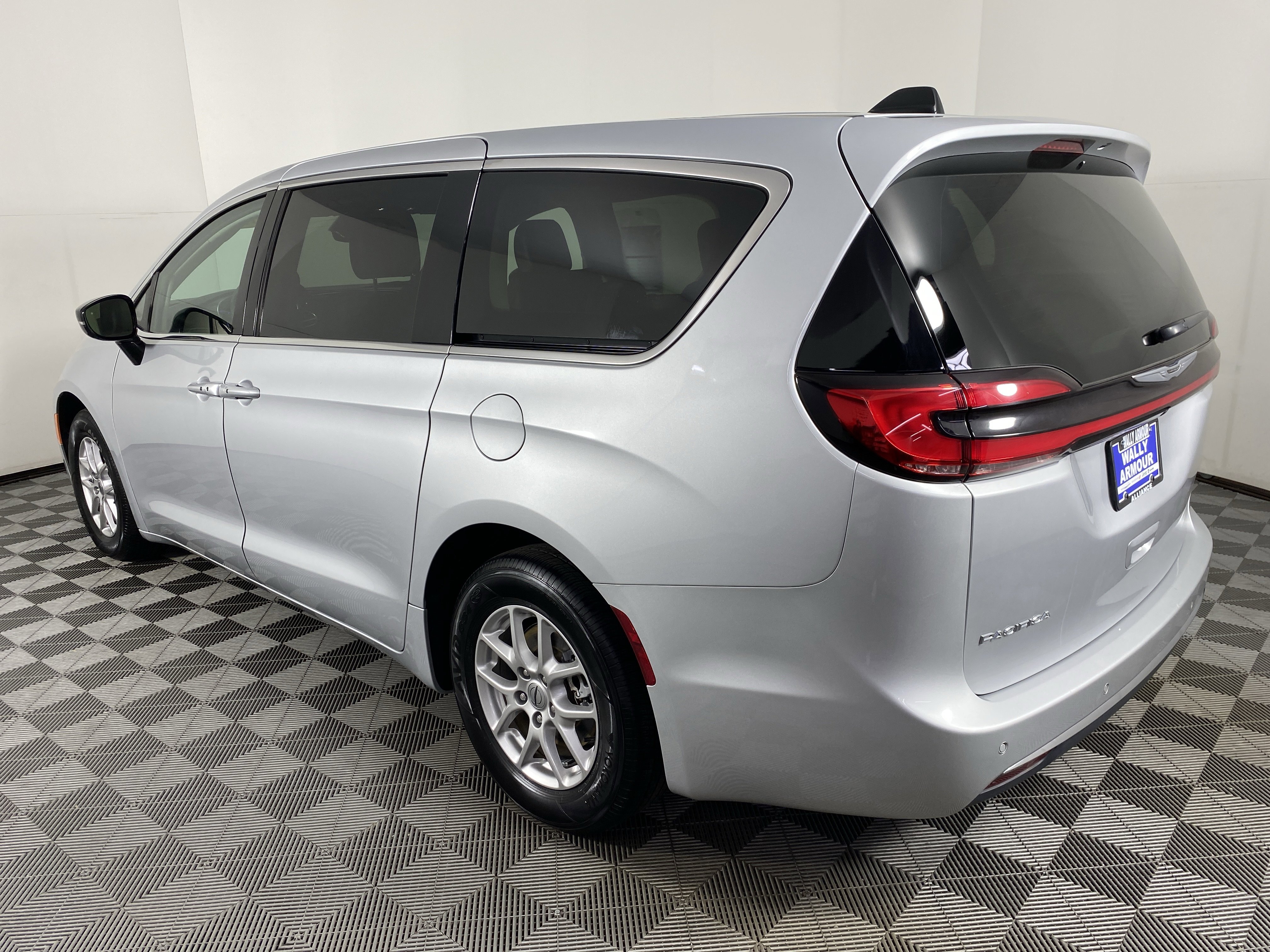 Used 2024 Chrysler Pacifica Touring-L image 9
