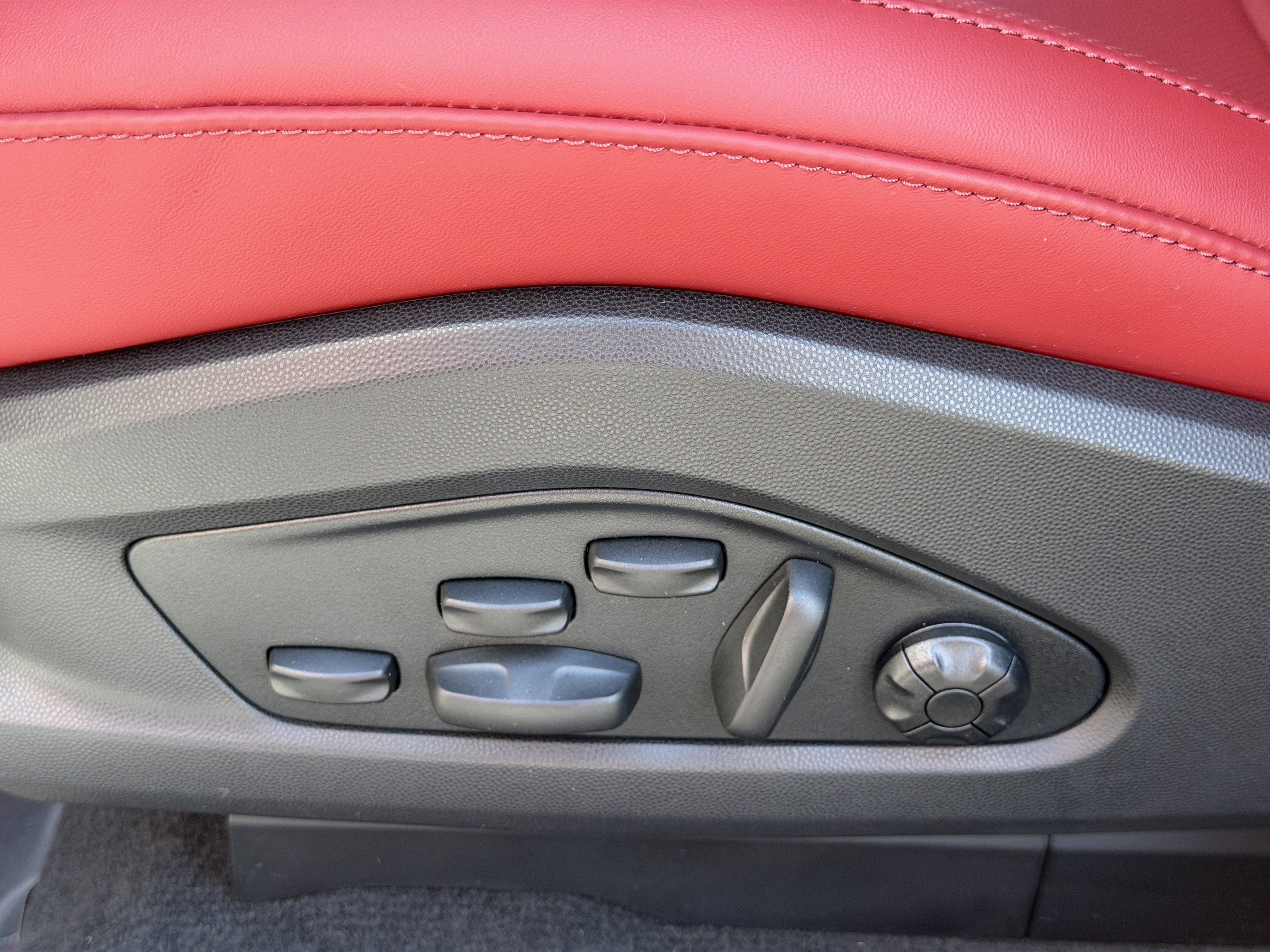 New 2026 Porsche Macan Electric image 25