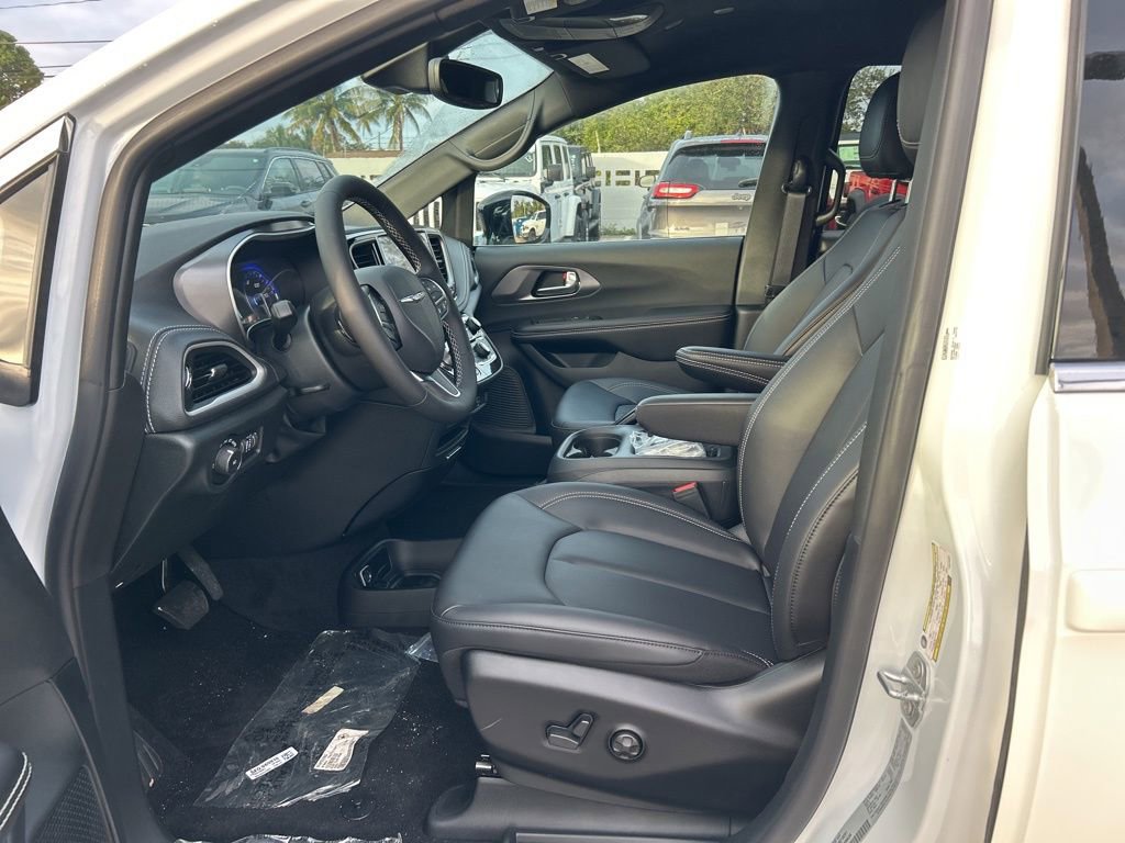New 2026 Chrysler Pacifica Select image 10