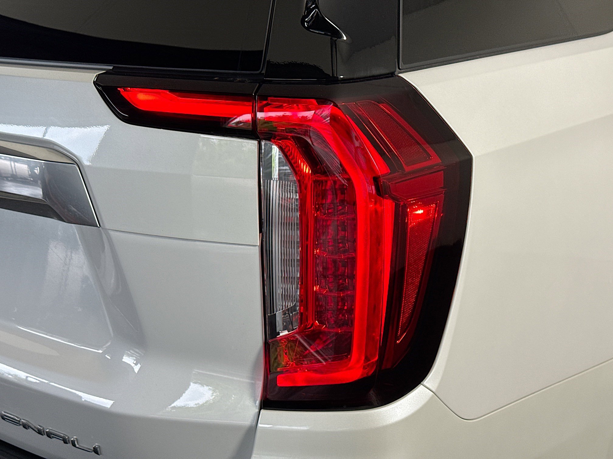 Used 2023 GMC Yukon Denali w/ Denali Reserve Package image 34