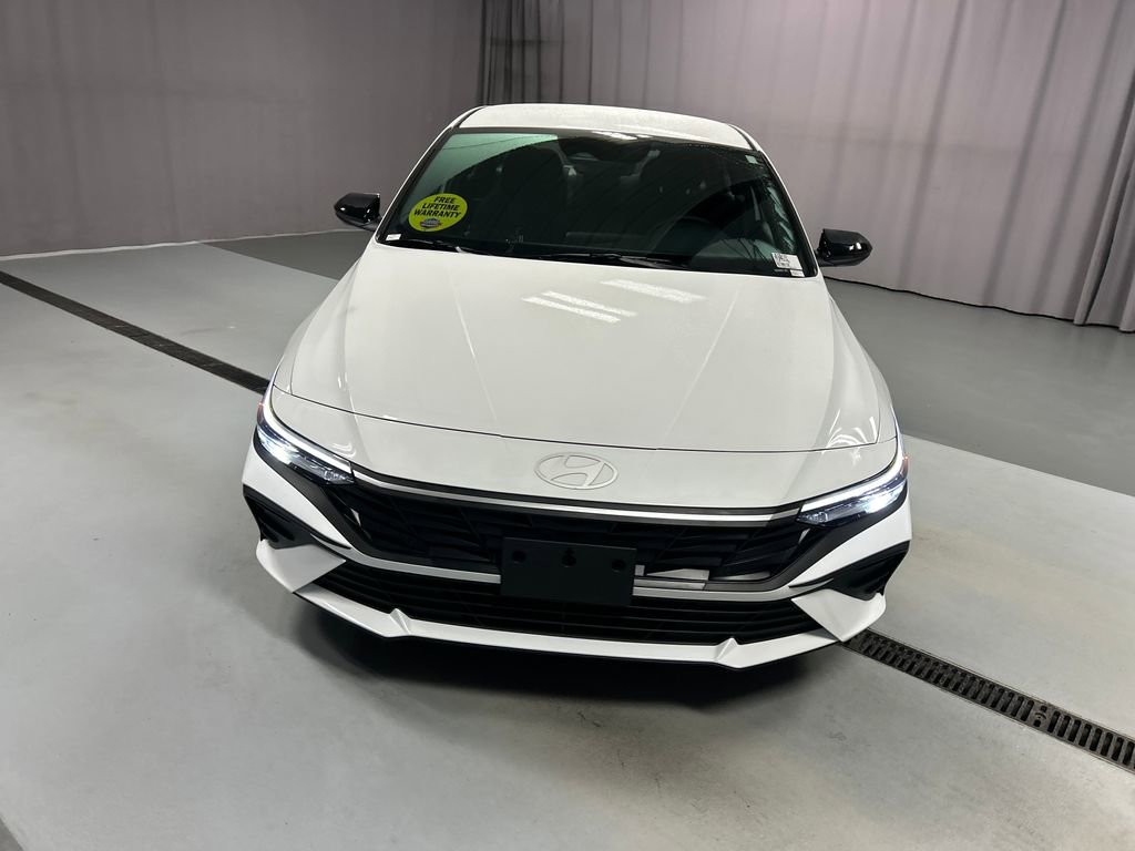 Used 2025 Hyundai Elantra Sport image 2
