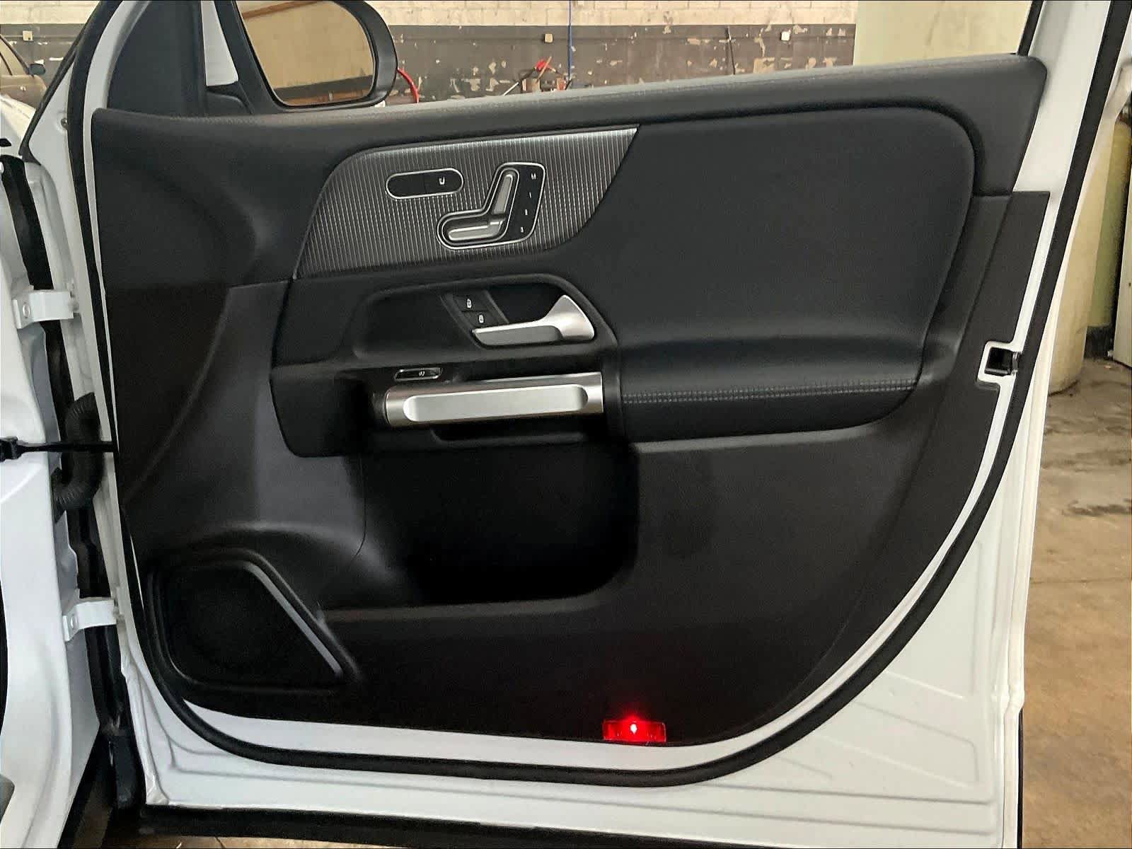 Used 2020 Mercedes-Benz GLB 250 4MATIC image 25