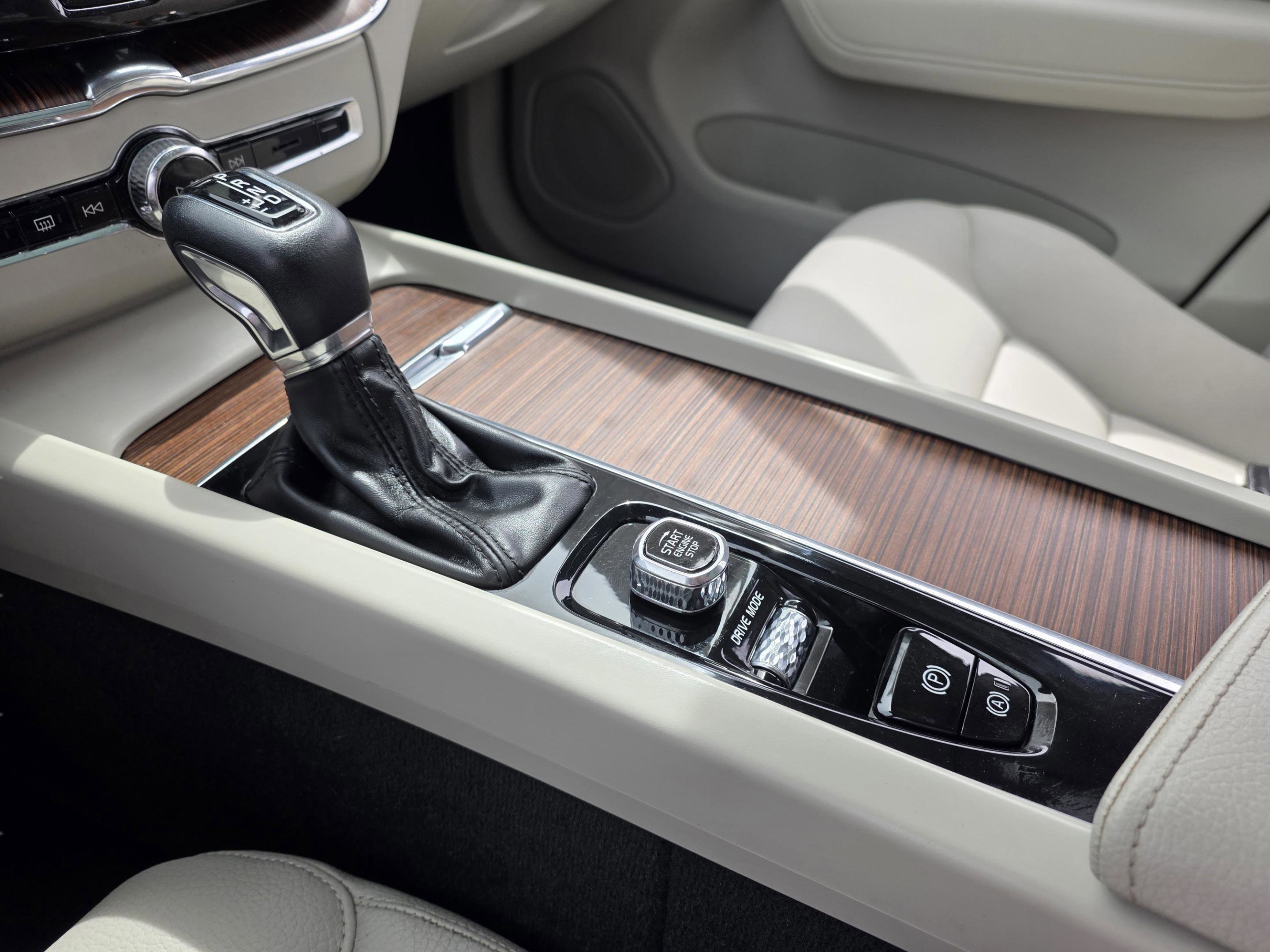 Used 2021 Volvo XC60 T5 Momentum w/ Climate Package image 21