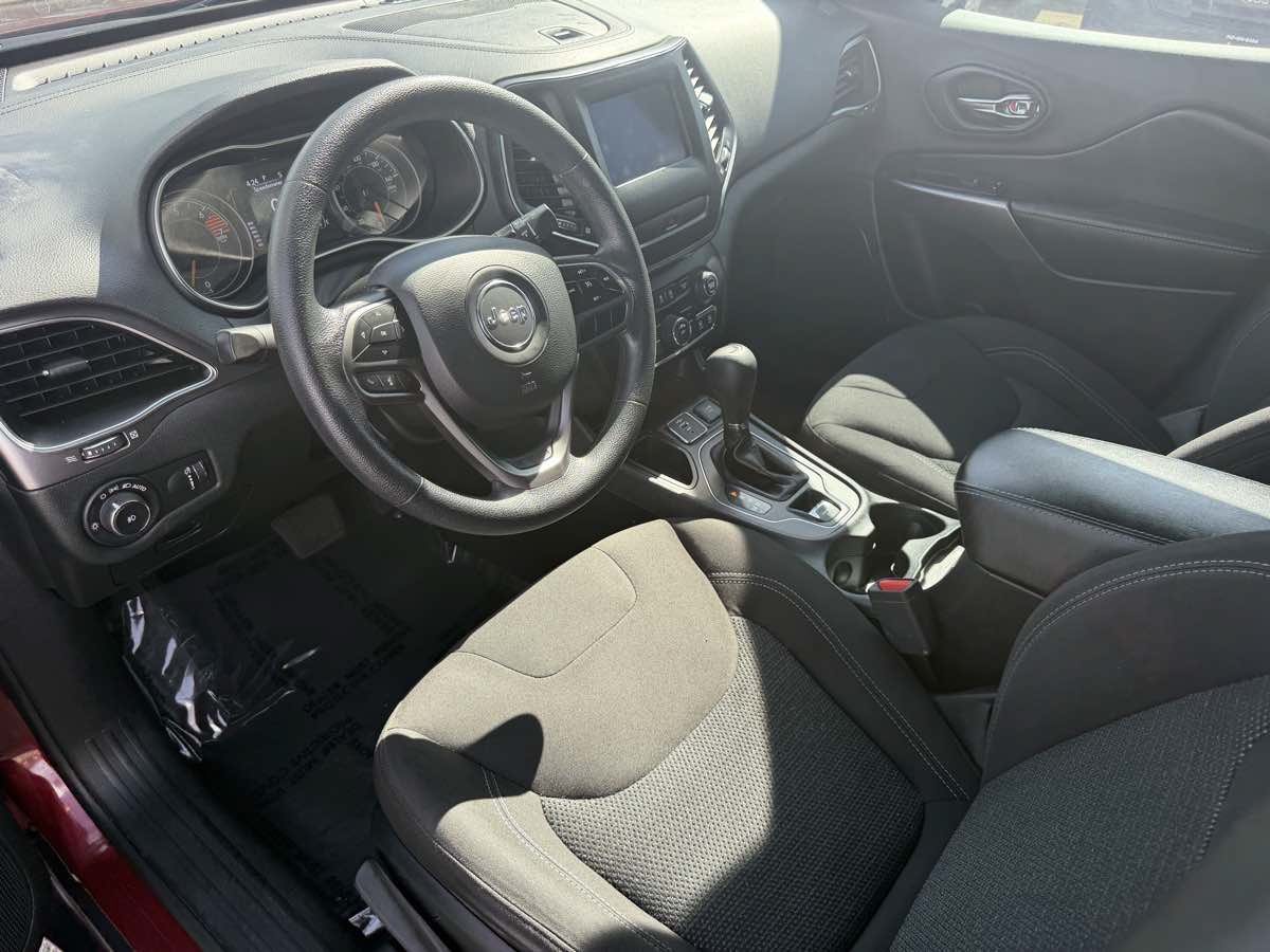 Used 2019 Jeep Cherokee Latitude w/ Popular Appearance Group FWD image 8