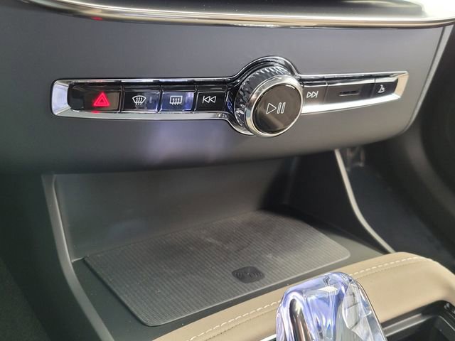 New 2026 Volvo XC90 B6 Plus w/ Protection Package Premier AWD/4WD image 18