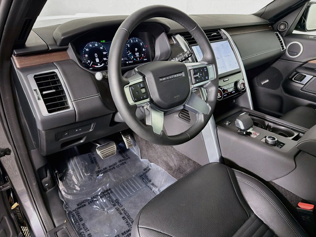 Used 2025 Land Rover Discovery Dynamic SE AWD/4WD image 9