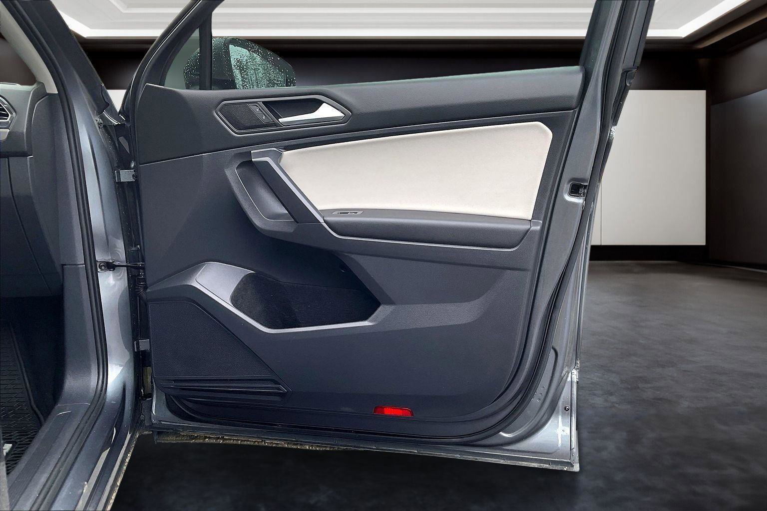 Used 2021 Volkswagen Tiguan SE w/ Panoramic Sunroof Package image 19