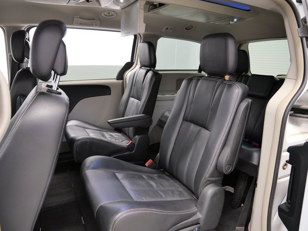 Used 2014 Chrysler Town & Country Touring FWD image 11