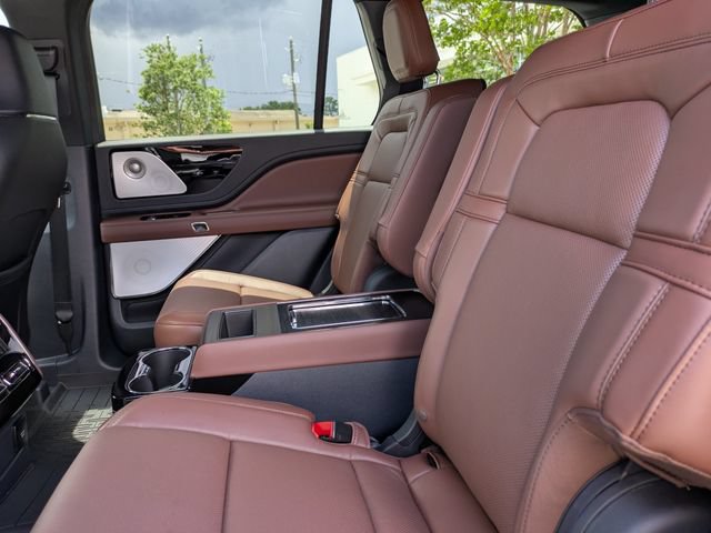 Used 2026 Lincoln Aviator Reserve w/ Luxury Package RWD image 16