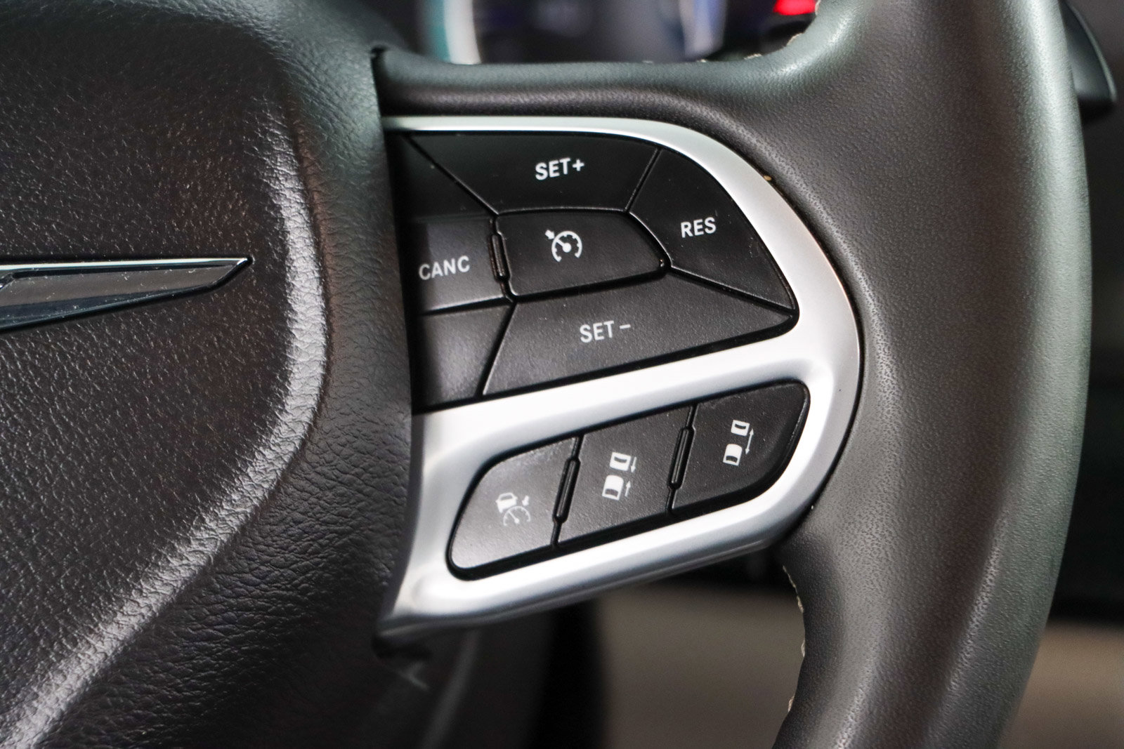 Used 2023 Chrysler Pacifica Touring-L image 14